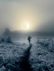 Cercles muraux Violet pâle Image artistique dramatique de l& 39 homme courant vers la lune montante dans le paysage d& 39 hiver