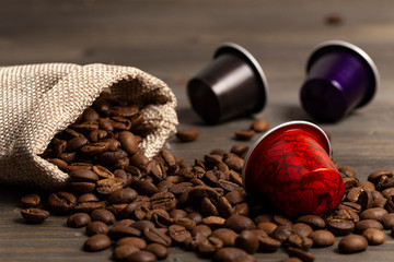 Chicchi e capsule di caffè espresso