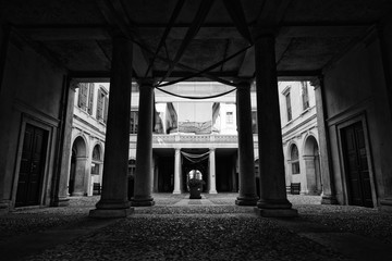 Fototapeta premium Cortile interno di un palazzo antico con colonne e balconi nel centro città di Trento