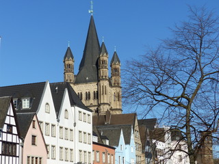 Hausfassaden am Rheinufer mit Turm von Groß Sankt-Martin in Köln am Rhein