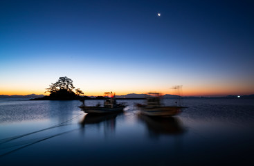 Naklejka premium Słońce wschodzące nad wioską rybacką na wyspie Sol