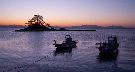 Naklejka premium 어촌마을 솔섬 너머에서 떠오르는 태양