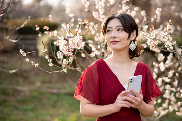 ドレス姿の女性