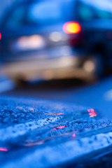Gotas de lluvia sobre capó de un coche