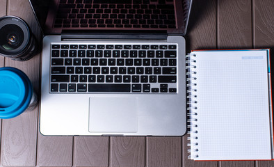 Oficina, computador, celular, cuaderno de apuntes. Lugar de trabajo