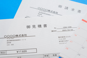 見積書のイメージカット　請求書　商談　ビジネスシーン