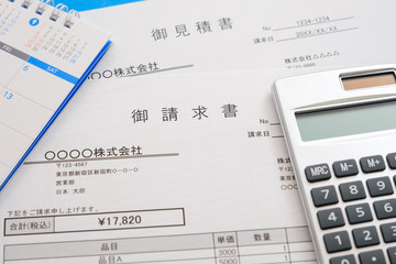 請求書　見積書　取引　ビジネスシーン