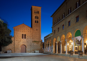 Fototapeta na wymiar Ravenna - The church Basilica di San Francesco at the dusk.