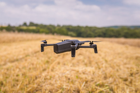 Drohne auf Feld für Landwirtschaft