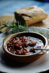 Magro o Magra de cerdo, con salsa de tomate regada con vino tinto