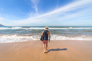 turista hombre en la playa 