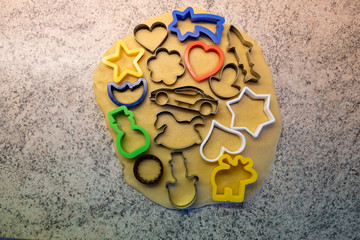 Bake cookies in the Christmas season with flour, dough and cookies.