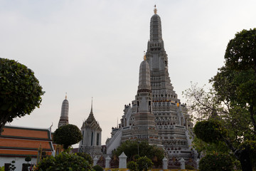 Naklejka premium Wat Arun Temple at sunset in bangkok Thailand