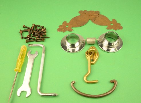 hobby e tempo libero , il fai da te in casa: faccina fatta con accessori in metallo per serramenti  e mobili