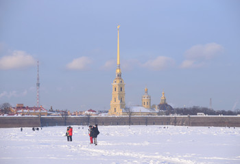 Fototapeta na wymiar Frozen Neva river and Peter and Paul fortress.