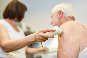 Orthop&auml;din macht Untersuchung mit Ultraschall