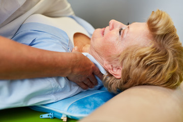Chiropraktiker behandelt Nackenschmerzen von Patientin