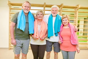 Gruppe Senioren als Freunde in der Turnhalle