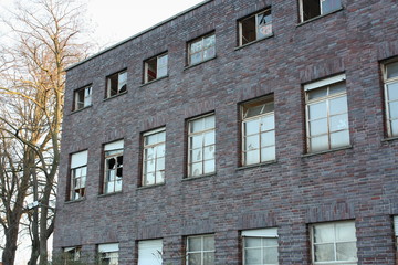 Industriegebäude mit zebrochenen Fensterscheiben zum Abriss bereit
