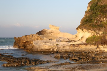 Kapurpurawan Rock, Elfenbeinkalkstein Felsformationen am Südchinesischem Meer, Burgos, Ilocos Norte, Philippinen