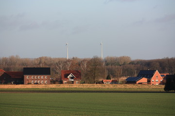 Wohnen auf dem Lande mit Sonnenenergie und Windkraft
