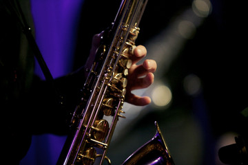 Obraz premium Hands of tenor saxophone player on the stage