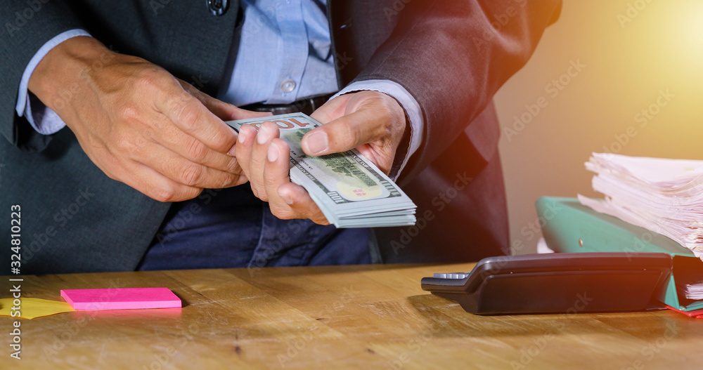 Aufkleber businessmen count money and plan finances for projects and use calculators for analysis project docu