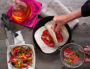 Tacos mejicanos sobre platos y madera para compartir. Mexican tacos on plates and wood to share.