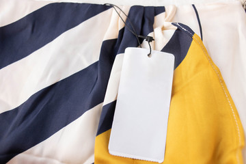 Ropa a rayas con etiqueta