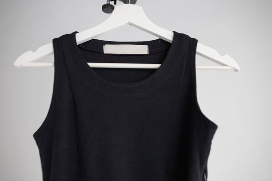 Detalle del escote de jersey negro