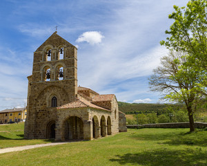 Fototapeta na wymiar Vista de la bella Colegiata de San Salvador de Cantamuda, en la provincia de Palencia. Castilla y León. España