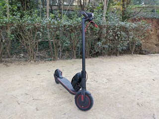 Trottinette électrique, nouveau transport urbain, ville provençale d'Aix-en-Provence dans les...
