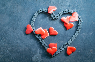 cuore fatto con catena di bici e cuori