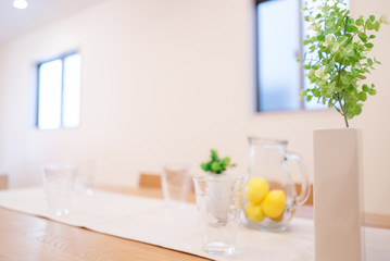 新築住宅の食卓　グラスと植物