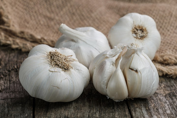 Knoblauchzwiebel (lat. Allium sativum) auf Jute-Untergrund