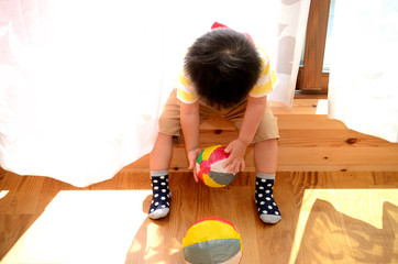紙風船で遊ぶ子供