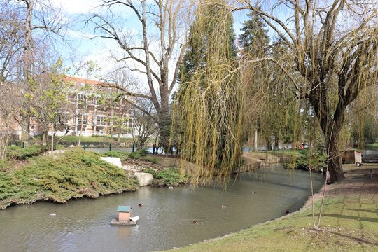 Le parc "Pr&egrave;s la Rose" &agrave; Montb&eacute;liard, grand espace vert situ&eacute; entre la rivi&egrave;re l'Allan et le canal du Rh&ocirc;ne au Rhin - ville de Montb&eacute;liard - D&eacute;partement du Doubs - France