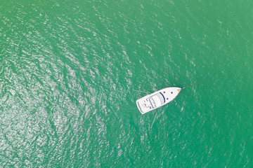 Luxusyacht auf dem Meer