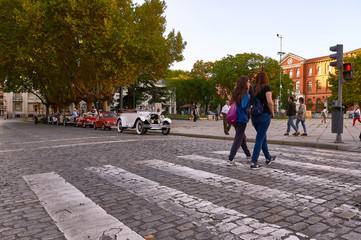Chicas cruzando un paso de peatones