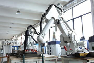 In February 20, 2020, Wuhan novel coronavirus pneumonia, high-tech machinery arm in the production of shelter materials required.