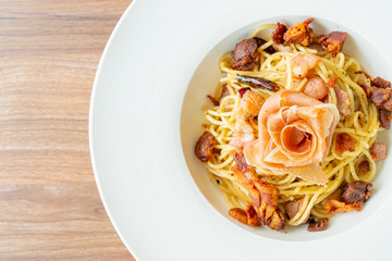 spaghetti with chilli, olive oil and prosciutto bacon