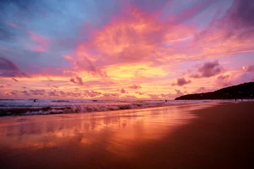 Foto op Plexiglas Mooie zonsondergang op oceaanstrand. Sky weerspiegelt op water. © luengo_ua