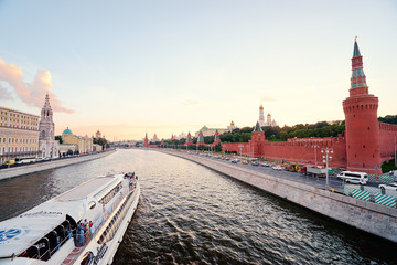 Obraz premium Beautiful city landscape. The Moscow River and Kremlin buildings and wall.