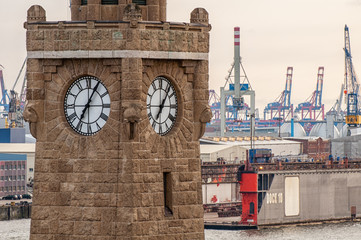 Der Pegelturm an den Hamburger Landungsbrücken