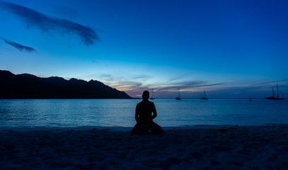 silhouette au coucher de soleil © Temanu