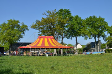 Fototapeta na wymiar installation du cirque