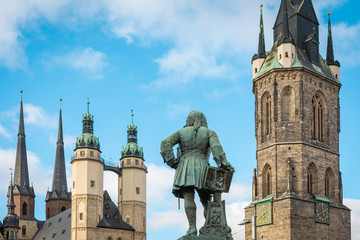 Marienkirche mit Händel Denkmal und Roter Turm in Halle Saale