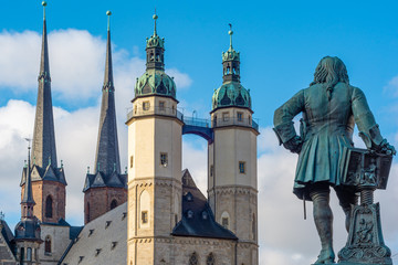 Marienkirche und Händel Denkmal in Halle Saale