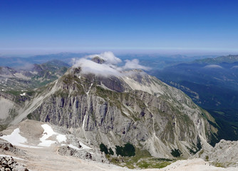 la spettacolare  montagna del gran sasso in una giornat alimpida