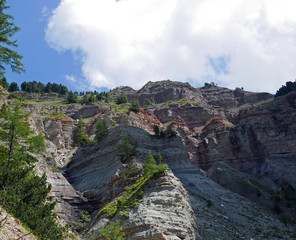vista dei calanchi nelle Dolomiti, in estate